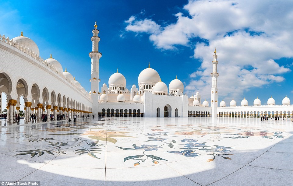 Đại thánh đường Sheikh Zayed, Abu Dhabi, Các Tiểu vương quốc Ả Rập Thống nhất (UAE): Là một ví dụ điển hình của kiến trúc Mugal, thánh đường Sheikh Zayed là một trong những điểm linh thiêng nhất Abu Dhabi cũng như toàn UAE. Các công nhân đã phải mất 10 năm để hoàn tất công trình khổng lồ này. Đây cũng đang là nhà thờ Hồi giáo lớn nhất UAE, khiến du khách choáng ngợp với vẻ lộng lẫy đến khó tin.